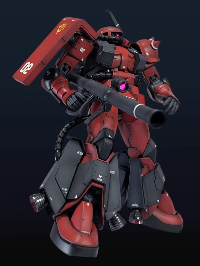 本機の¨ある意味¨紛らわしいカラーリングは、 改装前の素体となる「S型」の元々の搭乗者が 「¨あか¨で有名な少佐」であった事に由来し、候補として「シャア・アズナブル大佐(当時少佐)」の「S型」は行方不明(諸説あり)「ジョニー・ライデン少佐」の「S型」は「R-2型」受領後に行方不明(諸説あり)もしくは少佐階級の「¨あか¨の他人」ではないか、という説も存在する。