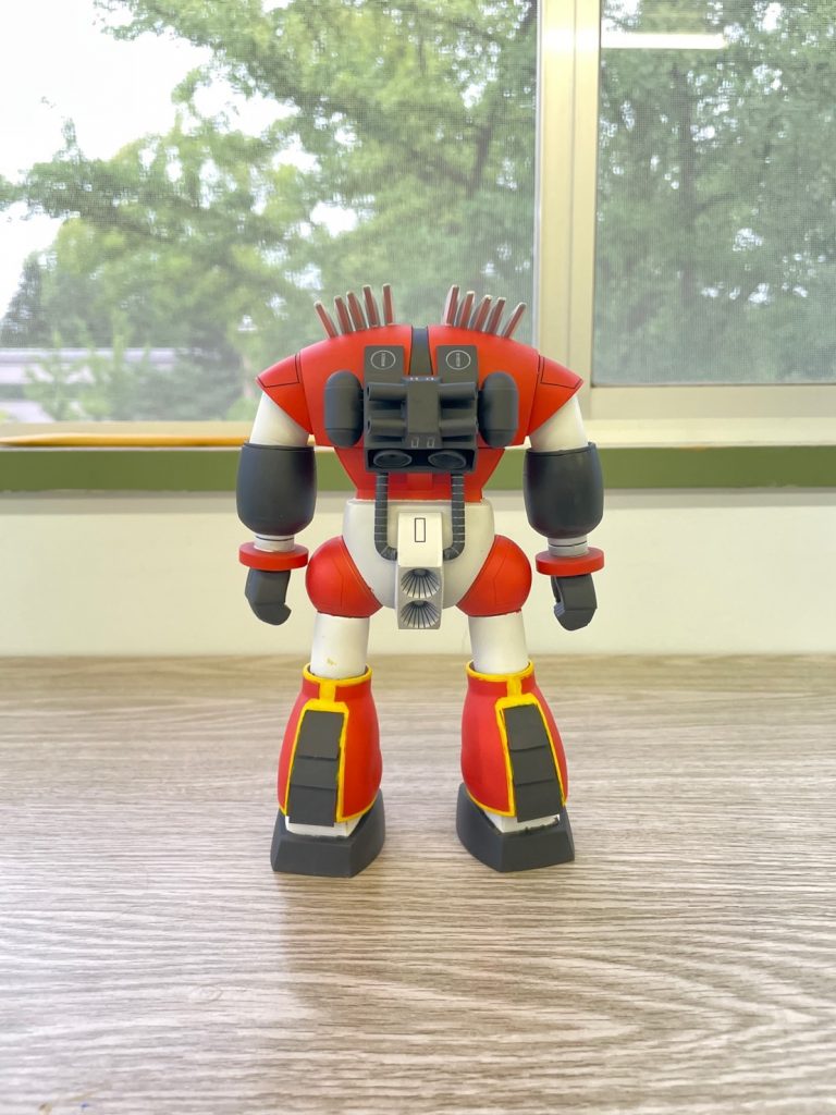 【背面】旧キット特有の型ズレが脚部背面のダクト(黒い部分)に大きく出ていたため上からプラ板を重ねて貼ることで修正しました。自分で考えながら工作してうまくいったときはやはりうれしいですね。あとゾゴックのランドセルって割とかっこいいですよね。