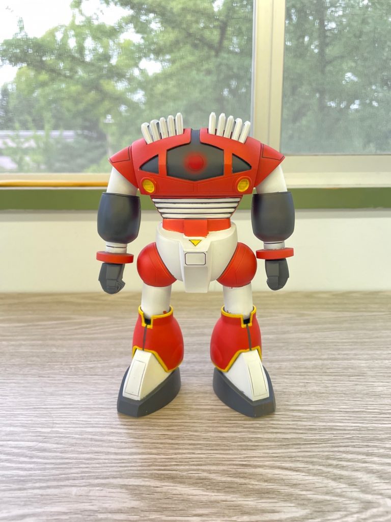 【正面】こだわりポイントはモノアイです。輪郭をあえてぼんやりするように塗装しました。カラーリングは箱絵を参考に塗装しました。通常なら足首の黒丸がついているはずですが今回は自分の技術力不足でうまく塗装できず断念しました。（ゾゴックに申し訳ない…）どなたか黒丸の良い塗装方法を知ってる方がいればコメントなどで教えてもらえると嬉しいです。