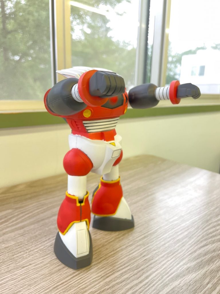 肩の付け根は縦に一回転でき、腕はほんの少し伸縮します。ズームパンチ!!!!