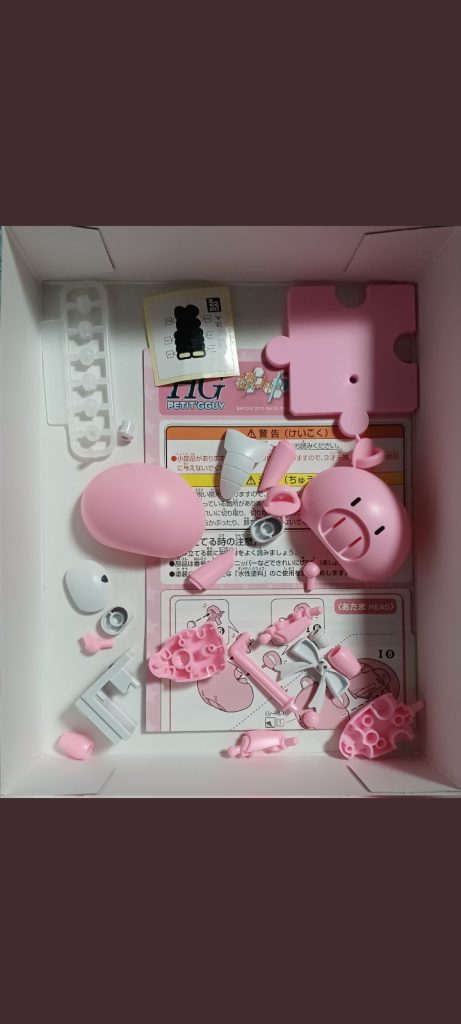 完成品を渡したのではなく、それぞれこうして立体パズルのようにランナーから切り離しゲート処理等を済ませた状態で渡してました