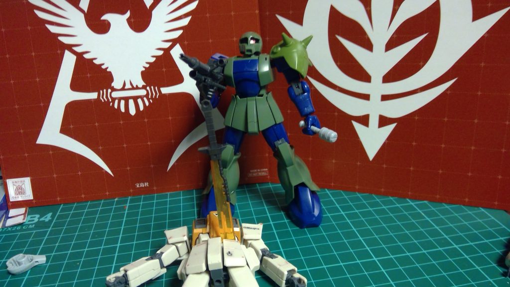 一番手の旧ザクことms-05ザクⅠ武装はザクマシンガンとグレネードです