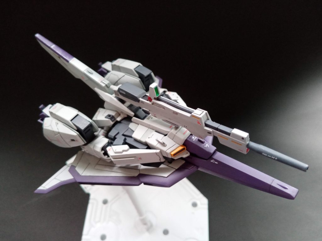 ウェイブライダーに変形は無理だと思ってたんですが、改造で干渉するパーツを外したり、ちゃんとハメないで乗せてたりとかで、なんとか見える形にはできましたっカッコいいですね！