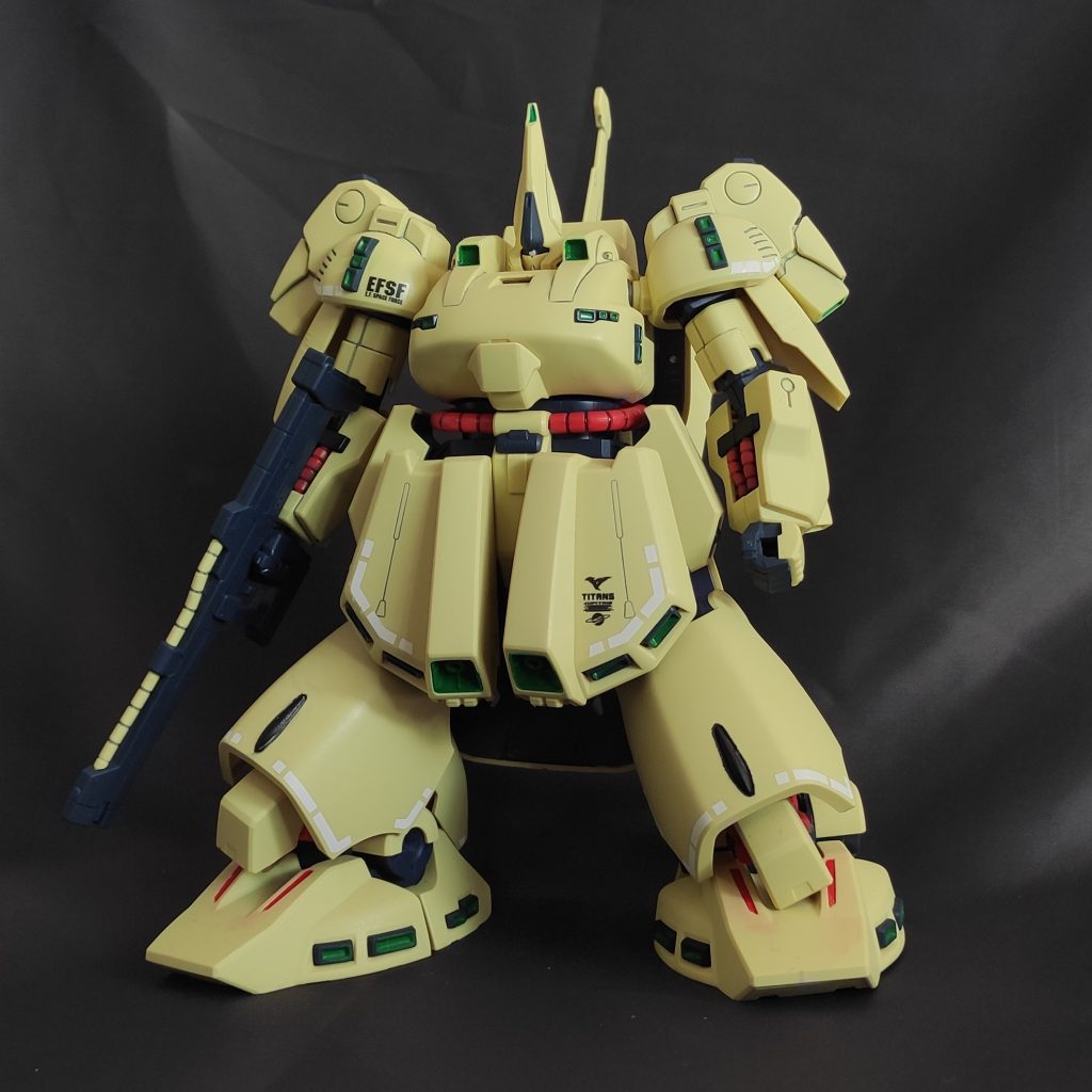 素立ち今回はラスボスらしい堂々とした出で立ちにしたかったので黒い布を背景にして撮ってみました。MGのジ・オを参考にラインデカールを貼ってみましたが、うるさすぎず程よいアクセントになってると思います。