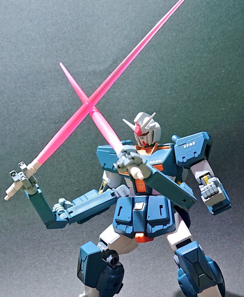 こちらが作品の目玉､隠し腕です！Zだとジ・Oとか木星組の機体が好きなので､ガンダムにも付けたら意外と似合いましたwマニピュレータはMGの指使ってるので動いてビームサーベルも保持できます！