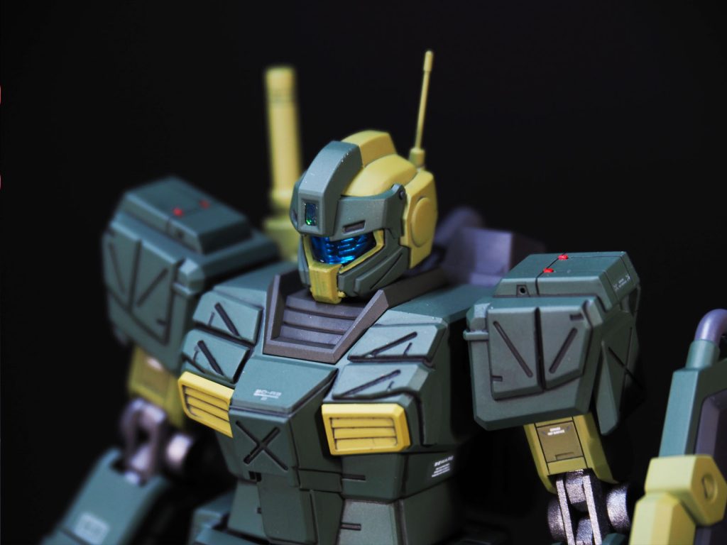 今回の合わせ目消しで、一番手のかかった頭部。前頭部のヘッドギアとのつなぎ目で一度切り離して、後ハメ的にしました。顔の薄緑色はマスキングが困難だったので、苦手な筆塗りでお茶を濁しました。アンテナは0.5mmの真鍮線に置き換えて細くしてあります。