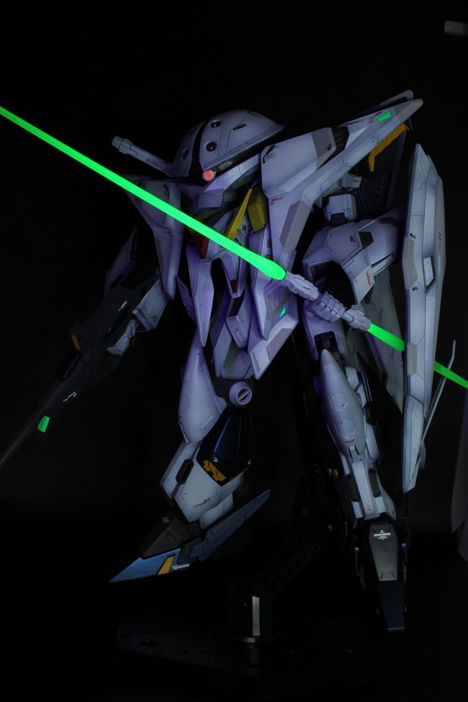 モノアイや発光部は、蓄光・蛍光塗料で塗り分けをしてみました