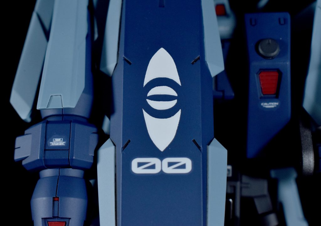 シールド自作のマスキングステッカーでヴェイガンマークにしてみました。また、ネオジム磁石でバックパックへ携行できるようにしています。