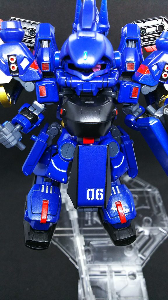 第一形態、モビルスーツモード。何時ものように擦れ防止で可変キットは艶々にしているので反射が・・・。見切れてますが、武装は大型アックスとシールドライフル、肩と踵の隠しクローと頭にめり込んでいるヒートホークです。ジェット頭突きが必殺技！