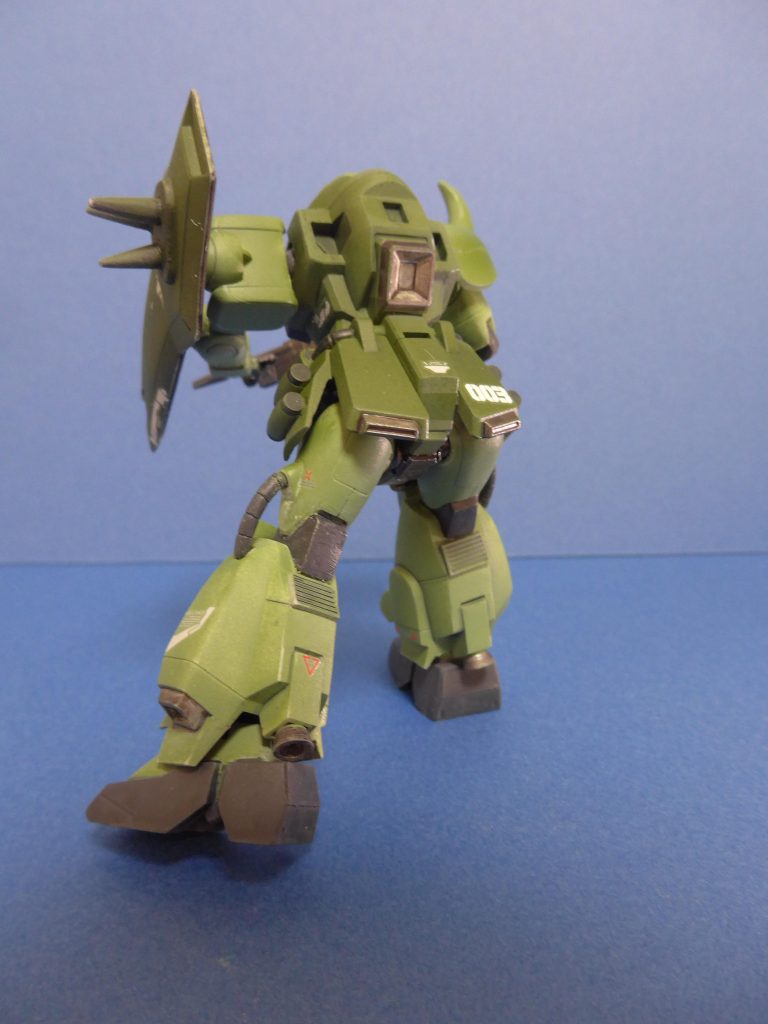 後ろも1枚ぐらいないとと思って載せますが、前からのことしか意識していなかったこともあり、かっこいいと思える写真がなかなか取れませんでした。ひざ下パーツにはバーニアとパネルを貼ってます。