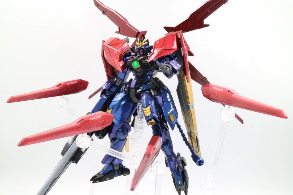 マント風の背負い物からは深紅のドラグーンを展開。G-Catsやドラグーンで敵を揺さぶりつつ、狙撃で仕留める戦闘スタイル。ストフリの翼は小柄なウイングゼロには少し長すぎて、一部カットしたり、付け根の位置を変更する必要があったので、実は結構手が込んでる部分です^^;研ぎ出し用に塗面が厚くなることも計算に入れて、塗装が剥げないよう、ドラグーン内部と翼側の基部をデジタルノギスで測りながら、0.2mmずつくらい削っています。腕や足の関節も同様で、作業量がとにかく大変でした！