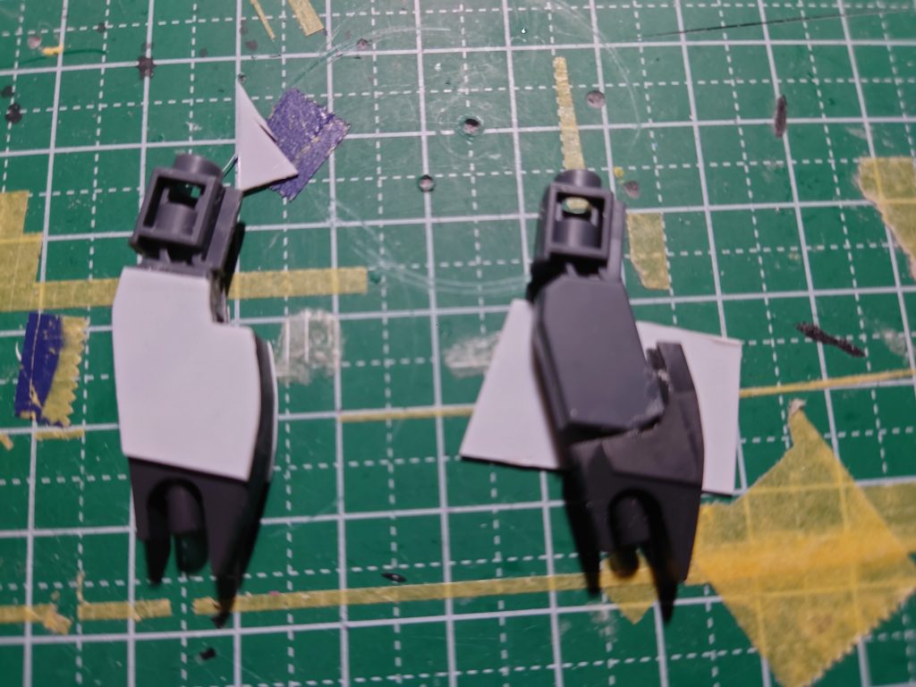 脚の関節部太もも部と脚本体部を別々の機体から持ってきたため、関節部が合わなかったためニコイチ関節でどうにかこうにか……肩と腕の関節というか接続パーツも合わなかったため、動画で学んだ4.5mmポールを自作してくっつけています