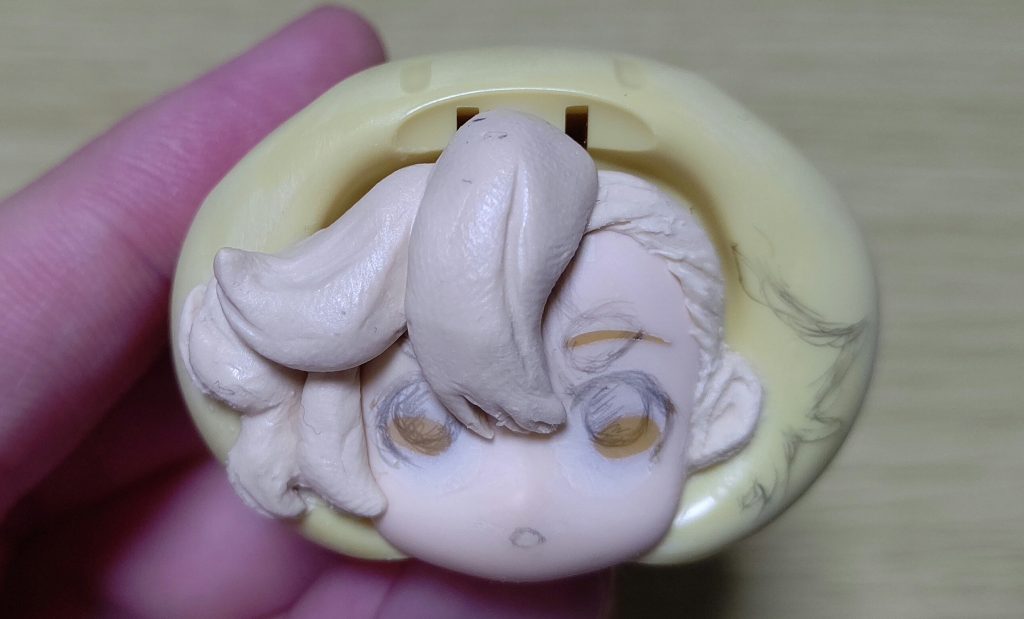 パテでラフに髪の毛を盛ってイメージ確認中。この時点で成功を確信(笑)