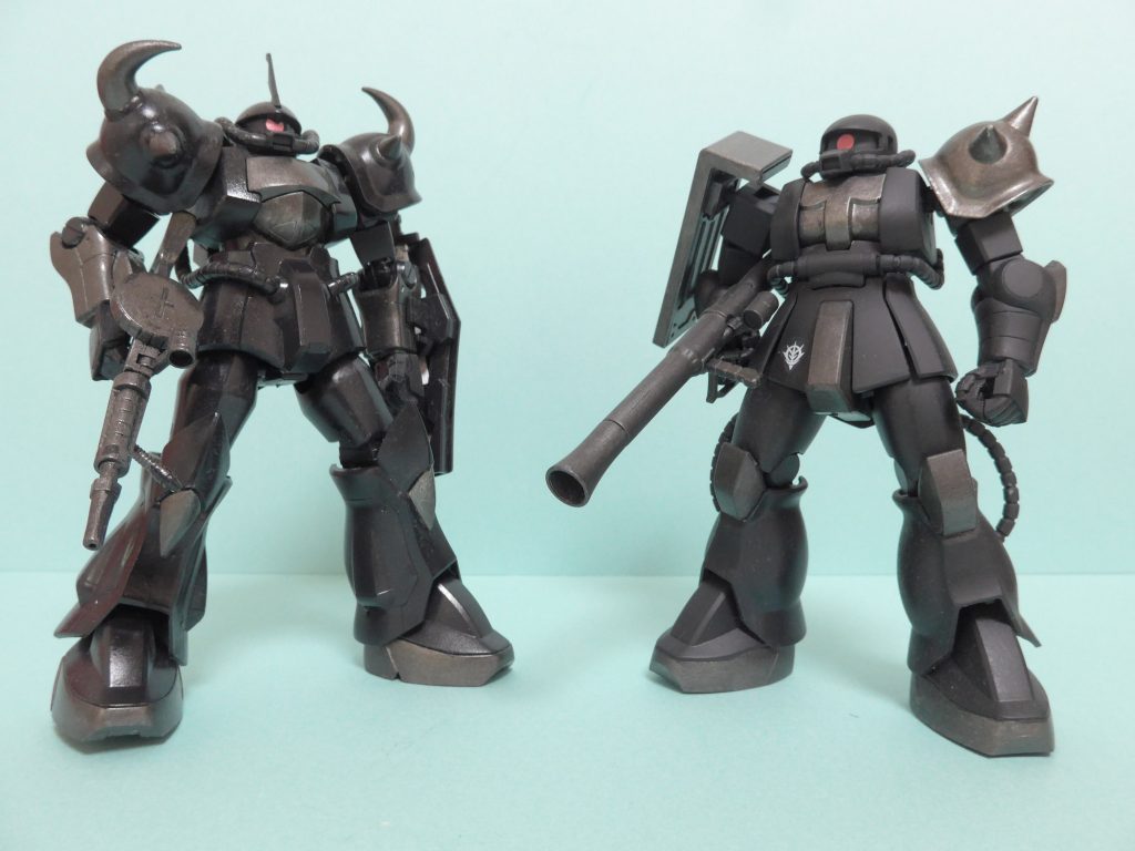 もちろん本体はグフとザクのエコプラ。そのままも味気ないし、とはいえ色塗るのも大変そうだしということで、合わせ目消して部分的にガンメタ塗って、グフはツヤあり、ザクはつや消しのトップコート吹いて作業終了です。