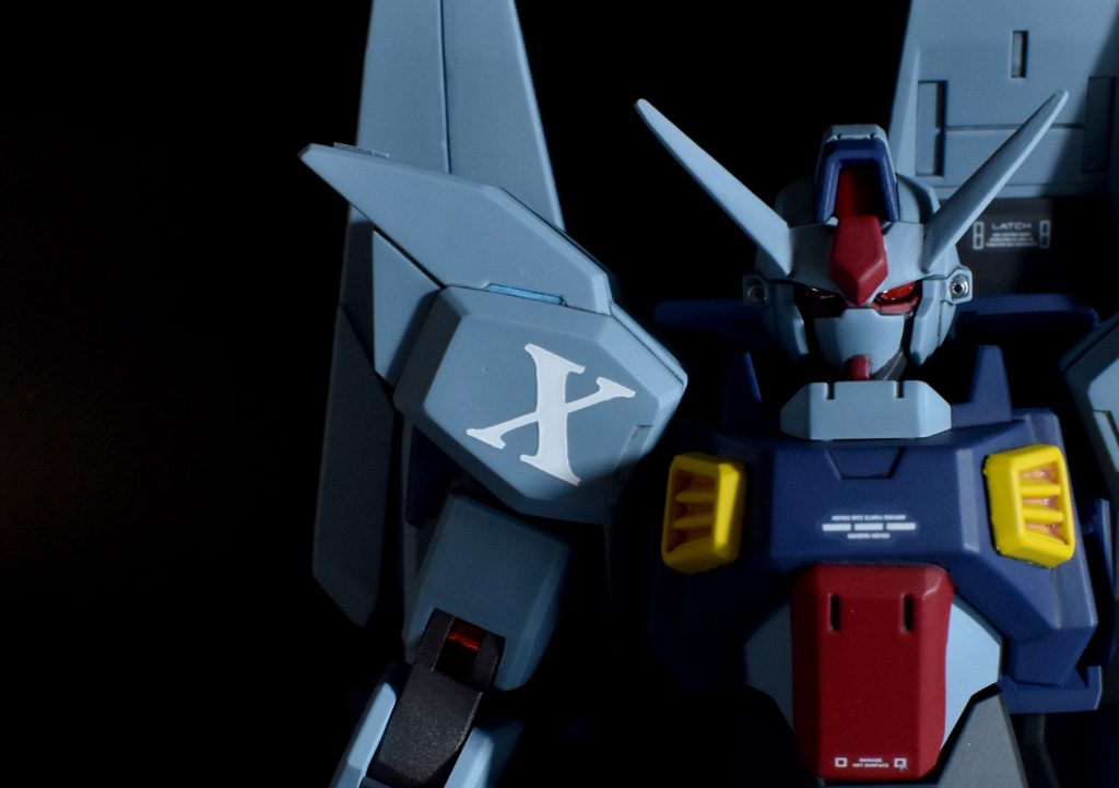 gエグゼスの肩は前面にスラスターがありますが、マーキングをしたかったのでパテで埋めています。Xマークは丁度いいデカールが無かったのでマスキング塗装です。