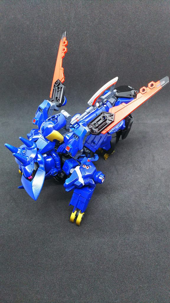 第四形態、バクゥグリフォン。ＳＥＥＤのバクゥがモチーフの四足歩行形態。背面バックパックのモノアイユニットが頭部となります。アックスは背びれに見立てて背中にマウント、後ろ足は足裏下駄の背面スパイクを前側に回転させて接地側に移動してます。