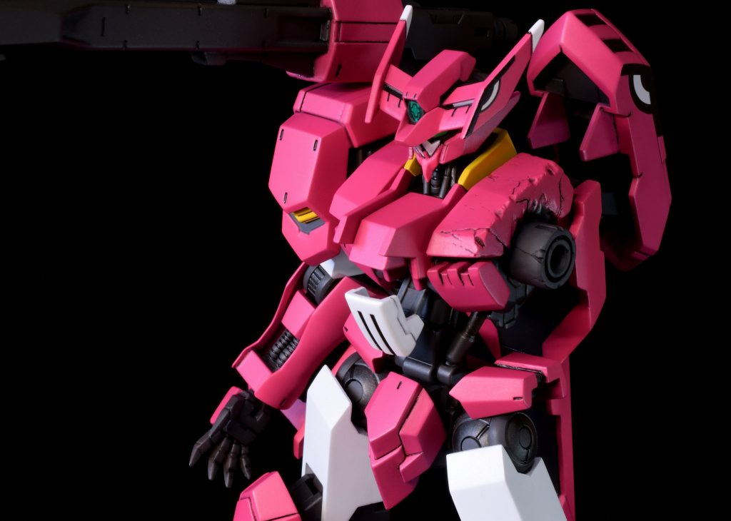 ○MSモード(半壊)〔大型ダインスレイヴ〕左胸部〜左腕破損状態を差し替えパーツ制作にて再現。スーパーギャラクシーキャノンこと大型ダインスレイヴ弾頭をテーパープラ棒とプラ板で制作しました。また、コックピットハッチ開閉ギミックも差し替えなしで再現。下にスライドさせることで作中の印象的だったシーンを再現できます。