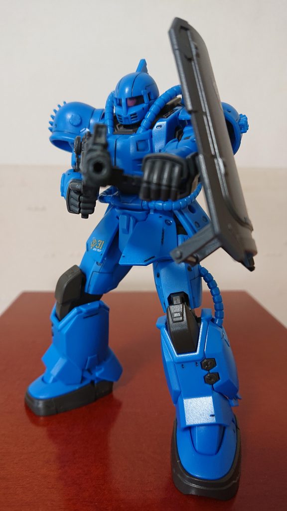 マシンガンを両手で構えて。