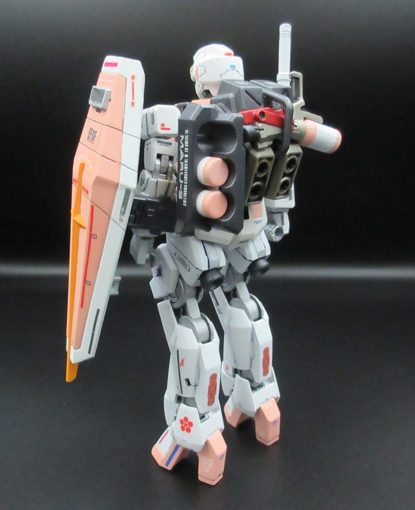 【 私の中の 妄想設定 <開発工程③>】こうして 何とか起動できたことで、彼らの多くは 一旦 この『F型 プロジェクト(魔改造化)』を 終わらせようとする。、、、しかし ここに来て 基地内で 反乱が 起きてしてしまう。『足フェチ達の乱』である。「現状の ずんぐりむっくりなままの 足など 認めない!」、「足の見た目は ヒール型にしろ!!」などといった フェチ要求を 一部の過激派が掲げ、応じない場合は 今までの不正行為を 上層部へ暴露するなどと 迫ったのであった。こうして しぶしぶ 彼らの要求に応じ、基地全体の方針として『F型 プロジェクト』の推進継続を 余儀なくされる。しかし 既に 上半身の大幅 小型化改造により 機体のバランスは 滅茶苦茶となっており、また足フェチ達の 要望を満たすような 足の実現は、既存のジムの 脚部を元にした 単純な改造では 不可能であった。そのため ここにきて、脚部は ほぼ新作のものを 開発していくことになる。