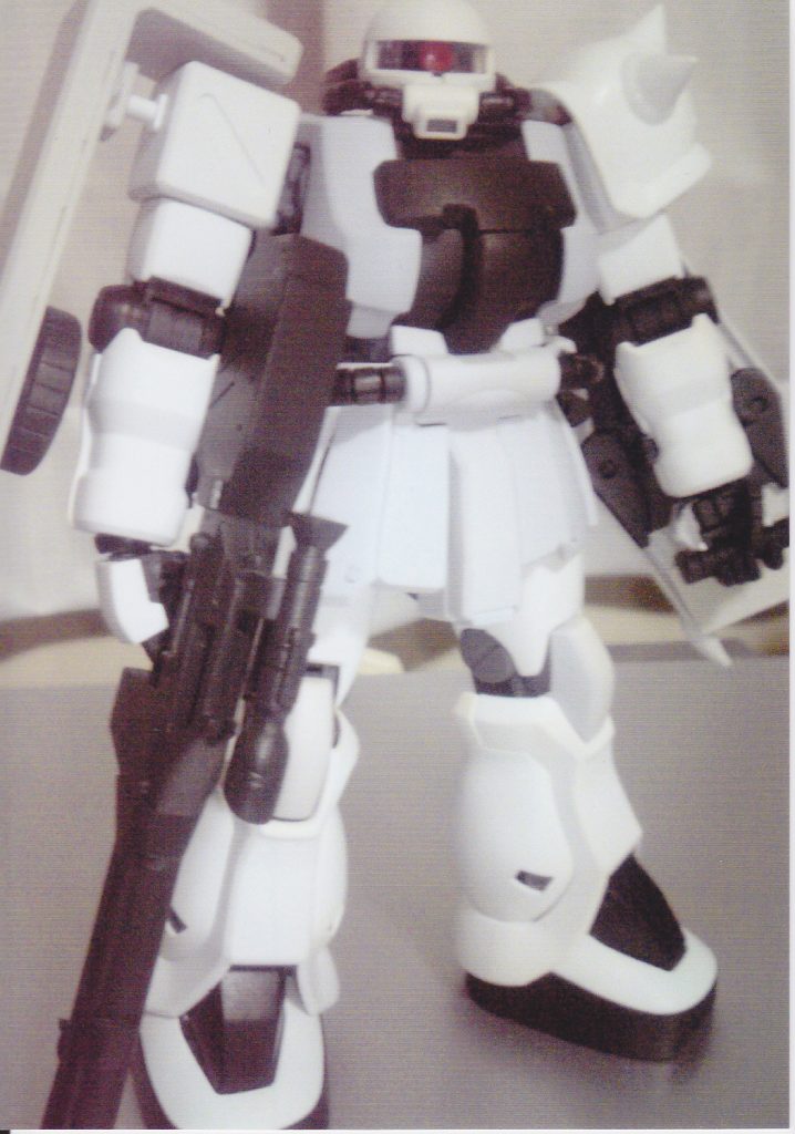 実はジオン仕様を作る前に先に連邦製を作ってます。この時は車の塗装用の塗料でエアガン(模型用で言うエアブラシ)で塗装しました。乾くのに時間が掛かりますが塗膜が強いので剥がれにくかったです(^^)b