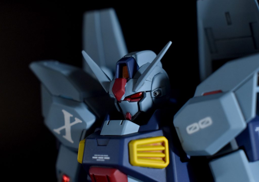 ガンダムヘッドGエグゼスの頭部をベースにAGE系のイメージを崩さない形状に変更。ツインアイはクリアレッドで塗装しました。悪そうに見えることと謎のシステムが発動しそうな雰囲気を出したかったのもあります。