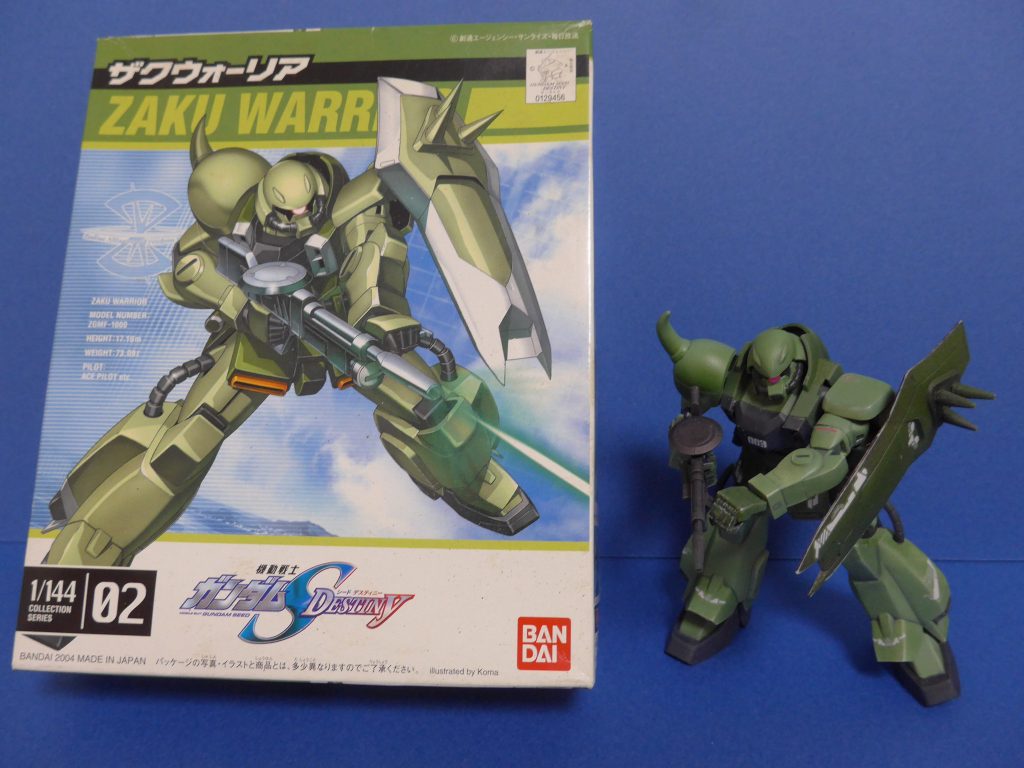 やりたかったこととしては、肘と膝が固定のこのキットを、何とかボックスアートのポーズに少しでも近づけたかったというところです。プラモデルを同じ角度で撮影しなかったのは、似せた度合いが「そこそこ」であることが如実にばれてしまうからです（苦笑）。ポーズ変更のため、右肘と両ひざは関節切り飛ばして延長、左腕は回転させて付け直しました。