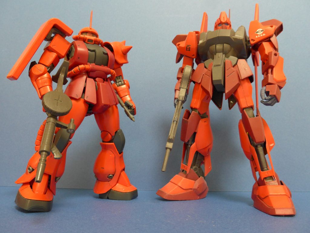ちょっと勇気いりましたが、シャア専用といえばやはりザクなので、MGと並べてみました。どうでしょう？ザクは無改造で、胴体のあずき色以外は塗装しています。