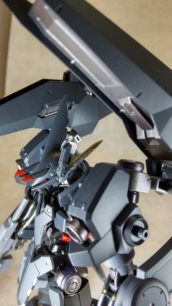 側頭部にはハッキングにより、敵機体を機能停止させる「SHD（システム・ハッキング・デバイス）ナイフ」