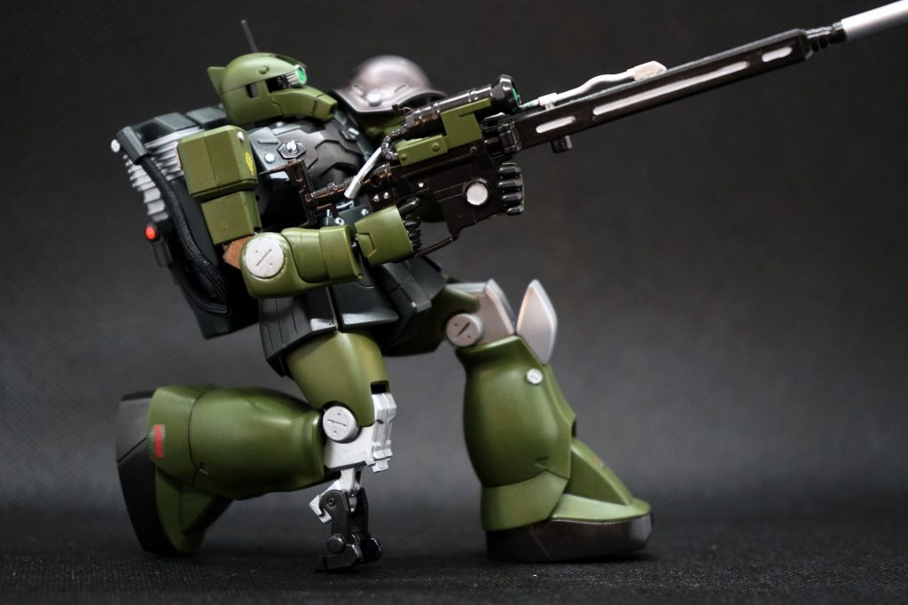 射撃体勢右手側。全体的に、長年戦い続けて色あせた風に表現したかったので、塗装にムラを出しています