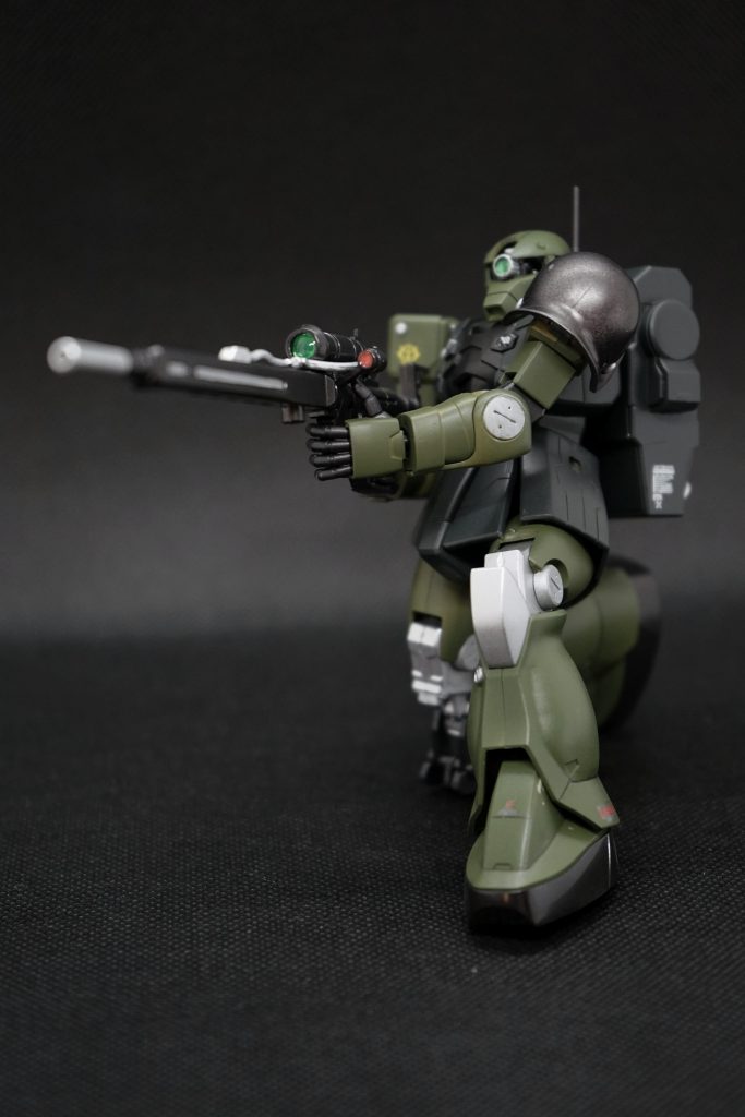 左腕肩アーマーは、別機体から拝借したものを塗装し直す前に出撃したという設定です。