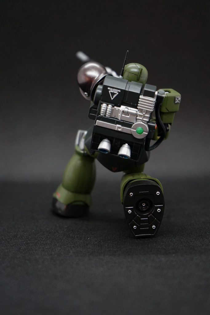 背部から。足裏などには、100均のメタルビーズを使って、メタルパーツ風にしています。右腕肩部アーマーには、被弾の後を補強するため、鉄板を溶接した設定です。