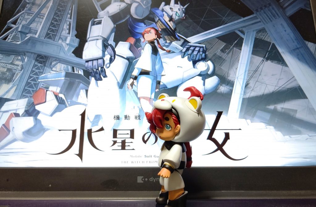 イメージボード前でポーズ。ガンダムエアリアルと並べたいですね♪