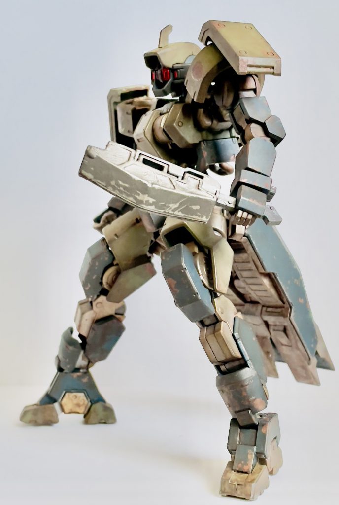 アックス兼シールドとなる武装は肉抜きが大きくありましたので、パテで塞ぎました。