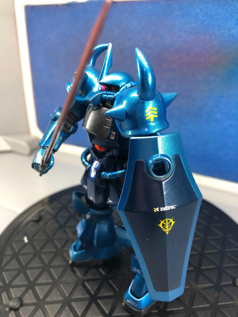 左側からホイルシルバーのコーションデカールの他、ジオン軍汎用のデカールも使用しましたが、ちょっと浮いてしまったかもしれない