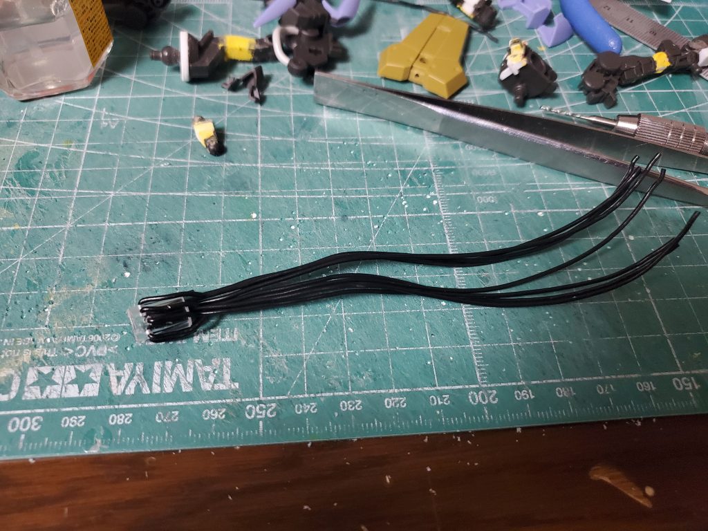 尻尾プラパイプに穴を空けてそこからワイヤーを通しています。この後抜けないようにパテで埋めたり接続用のボールジョイントを追加したりしてます。