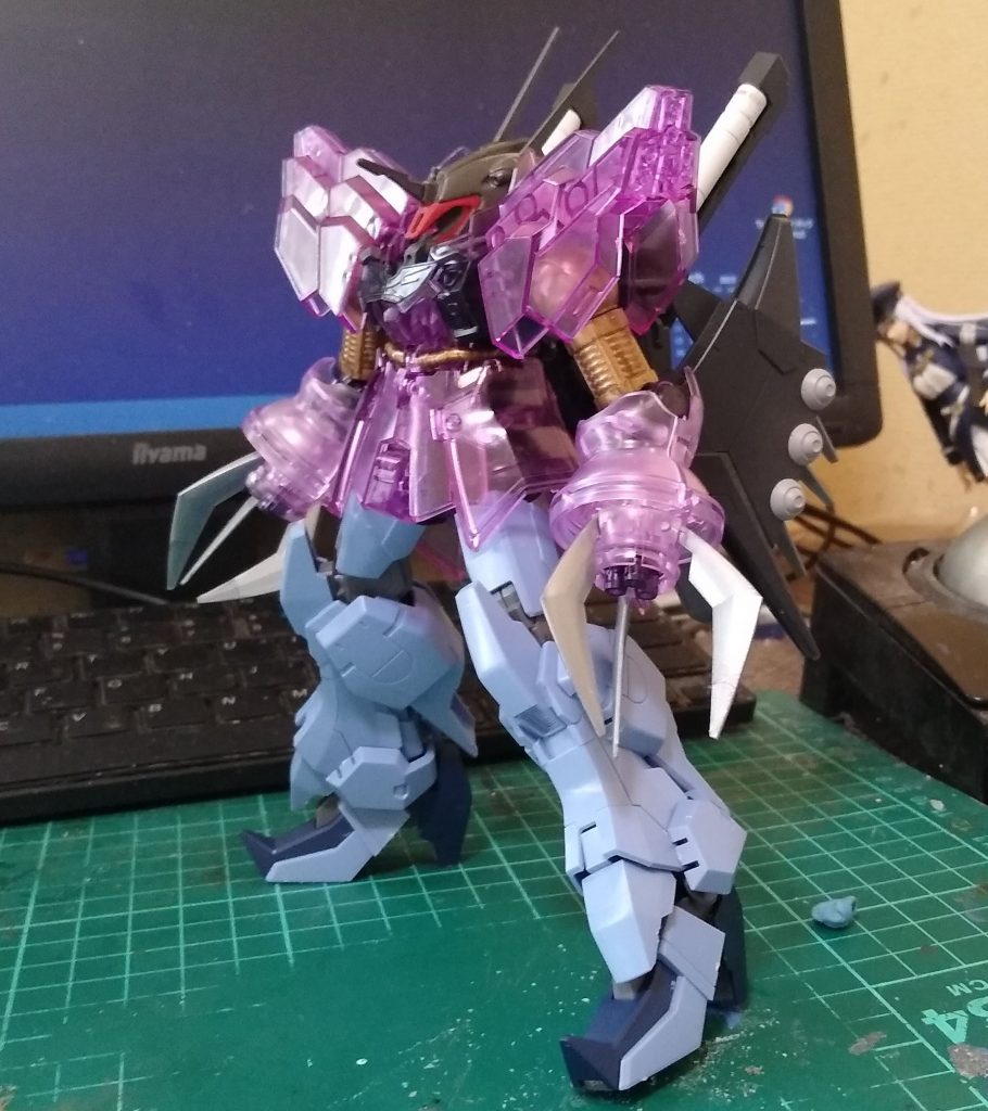 初期段階実は以前に旧キットのハンマハンマをかっこよくしようとして挫折した過去があり、ローゼンズールを積んで構想を練っておりました。脚をごちゃつかせつつ細身のものを考えてたのですが、ローゼンズールは割と大型なので選択肢はあまりなく、トーリスリッターを使いました。顔は旧キットドーベンウルフですが、顔さえなんとかすればいけるのではと思った状態です。