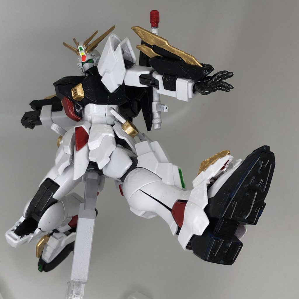 回し蹴りなのか、このあと右パンチが飛んでくるのかわかりませんが、キック用クリアパーツ、いまいちしっくりくる感じに塗れなかったので使ってません（内側を塗っているのですが、中から光っている感じが出ないというか…）