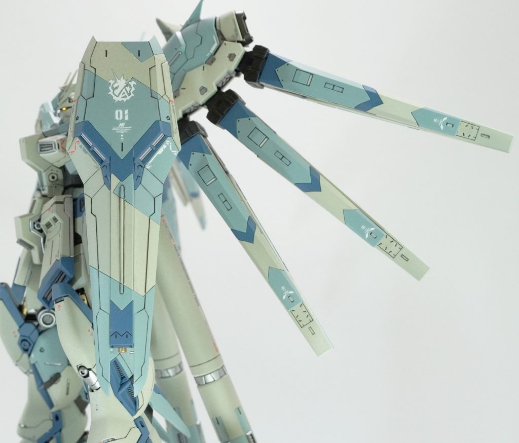 スミ入れはタミヤのスミ入れブラックです。　既存のモールドを彫り直しています。　フィンファンネルのスミ入れはなかなか大変でした（数的に）。