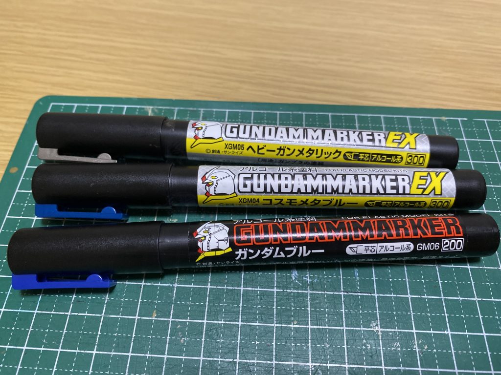 使用マーカーです。ガンダムブルー、コスモメタブルー、ヘビーガンメタリックになります。