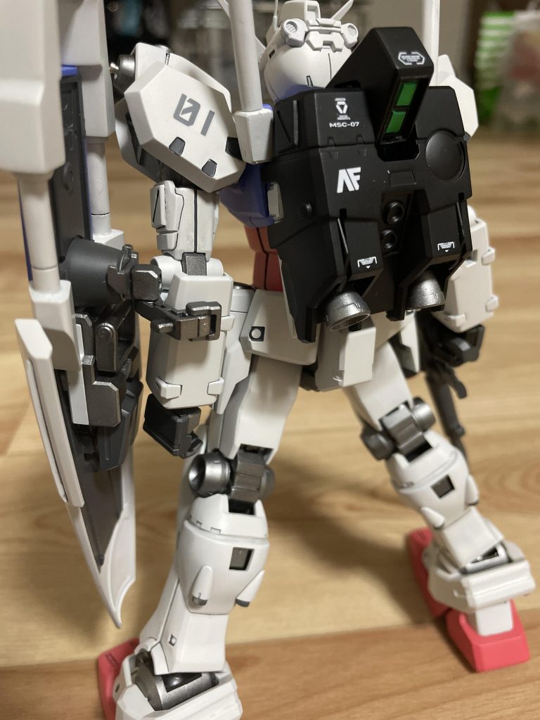 シールドはユニコーンガンダムからジョイントを拝借し自在に構えられるように調整。