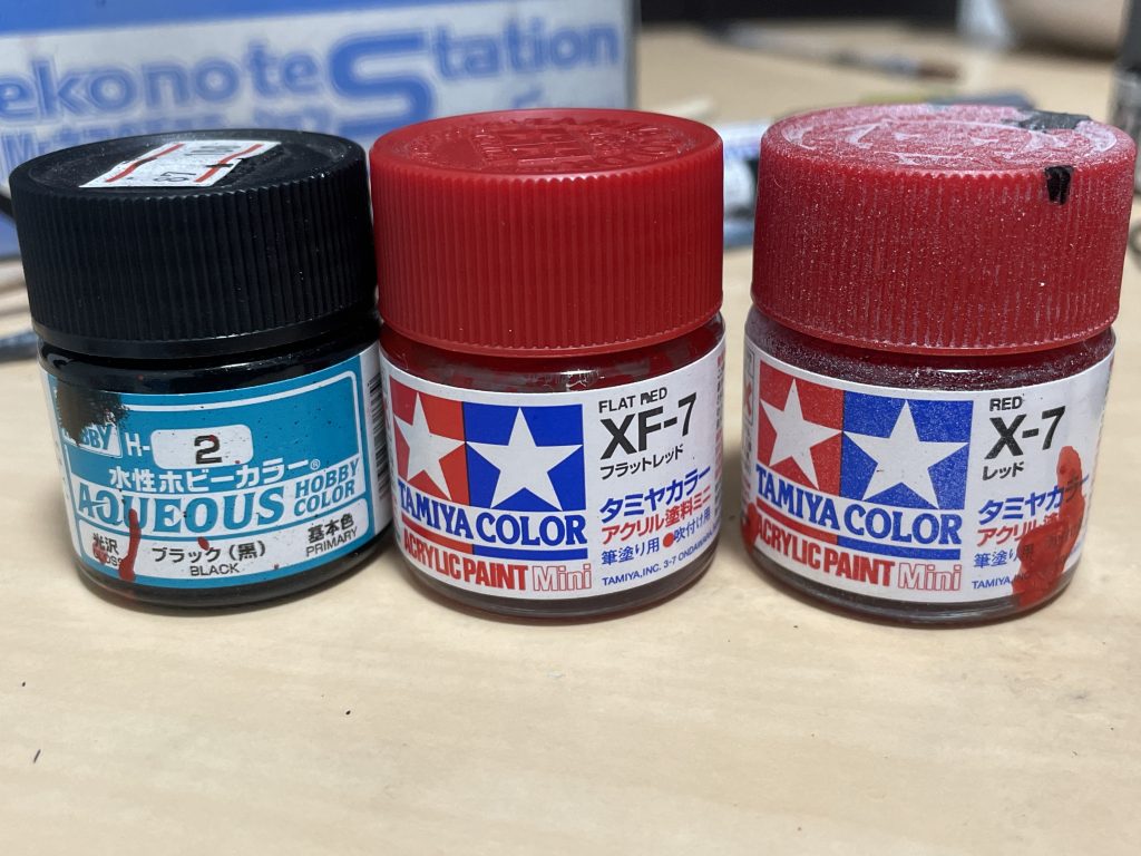 今回使用していく塗料黒で下地を塗ってフラットレッドで塗装→一部レッドで塗装