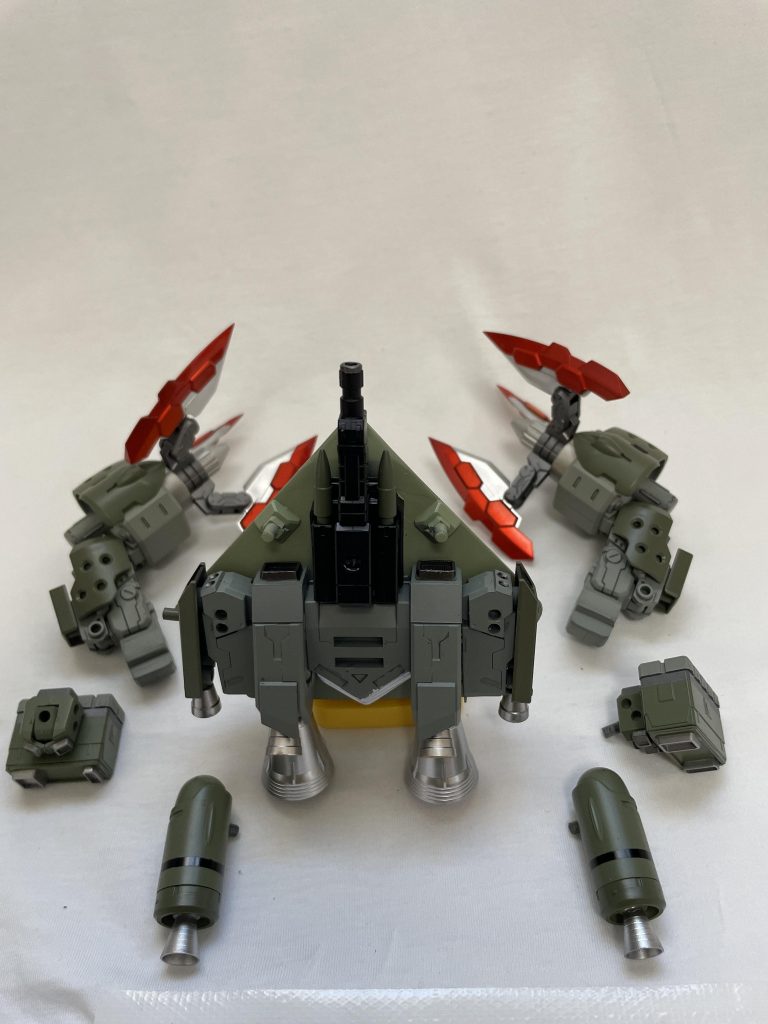 アームはコトブキヤのMSGを使用、スラスターはウェーブ、下部はギャンバルカンのランドセル、ヴァーチェの余り、タンクはズゴックのジャンク品を寄せ集めて作りました。