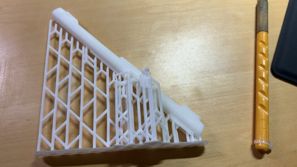 テスト出力品サポートを丁寧に除去して#600番ペーパーで処理します。