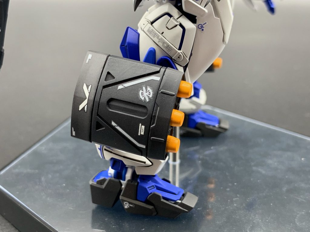 3連装短距離誘導弾発射筒はメタルビルドではなく、MGジンのデザインを参考にモデリングを行い、HGジンに付属しているサイズに合わせて製作しています。