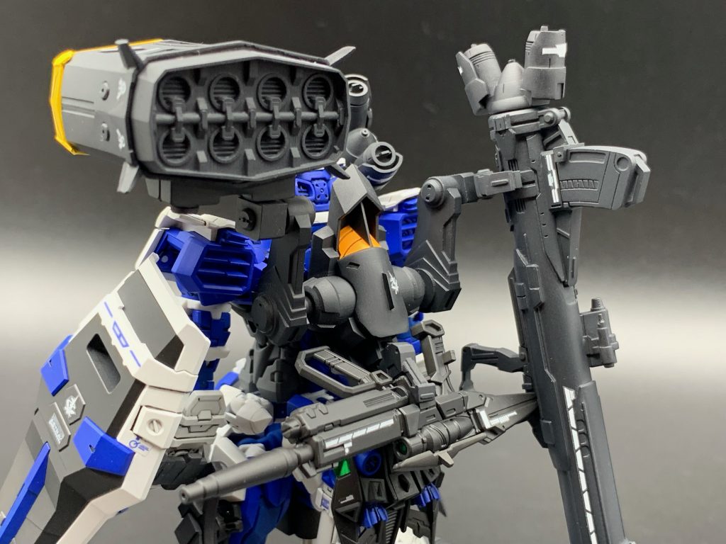 バックパックはイラスト画やコンバージ等でデザインが異なりますが、メタルビルドを参考に3DCADにてモデリングを行いました。