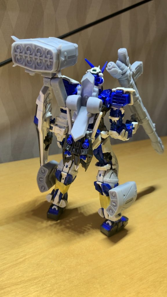 モデル確認中の裏側。ウエポン保持のアームは長さや大きさの確認用でこの後詳細ディテールを入れていきました。