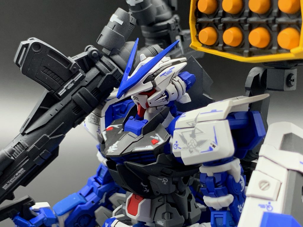 本体はアンテナのシャープ化とフェイスへの字パーツをHGより移植した以外は特に改造していません。