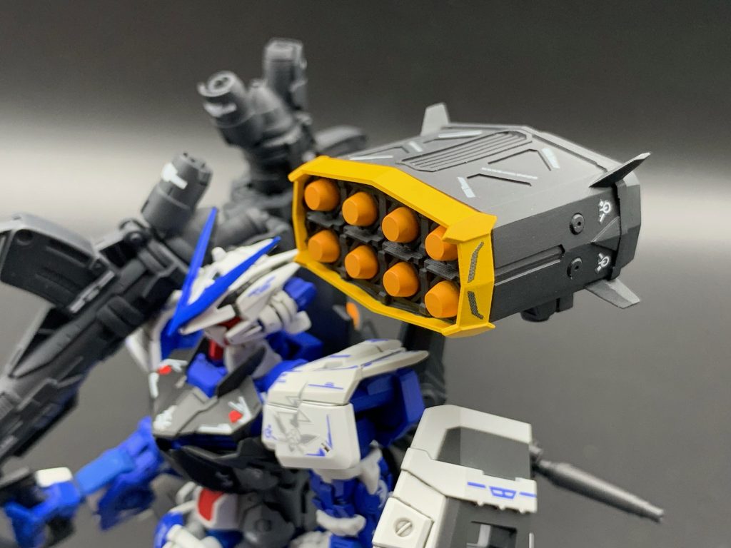 8連装短距離誘導弾発射筒は設定上はバクゥの物になっていますが、デザインが単調なので、メタルビルドをベースにモデリングしています。サイズもバクゥにあわせるとオーバースケールな気がしましたので、ブルーフレームの本体に合うサイズにて製作しています。