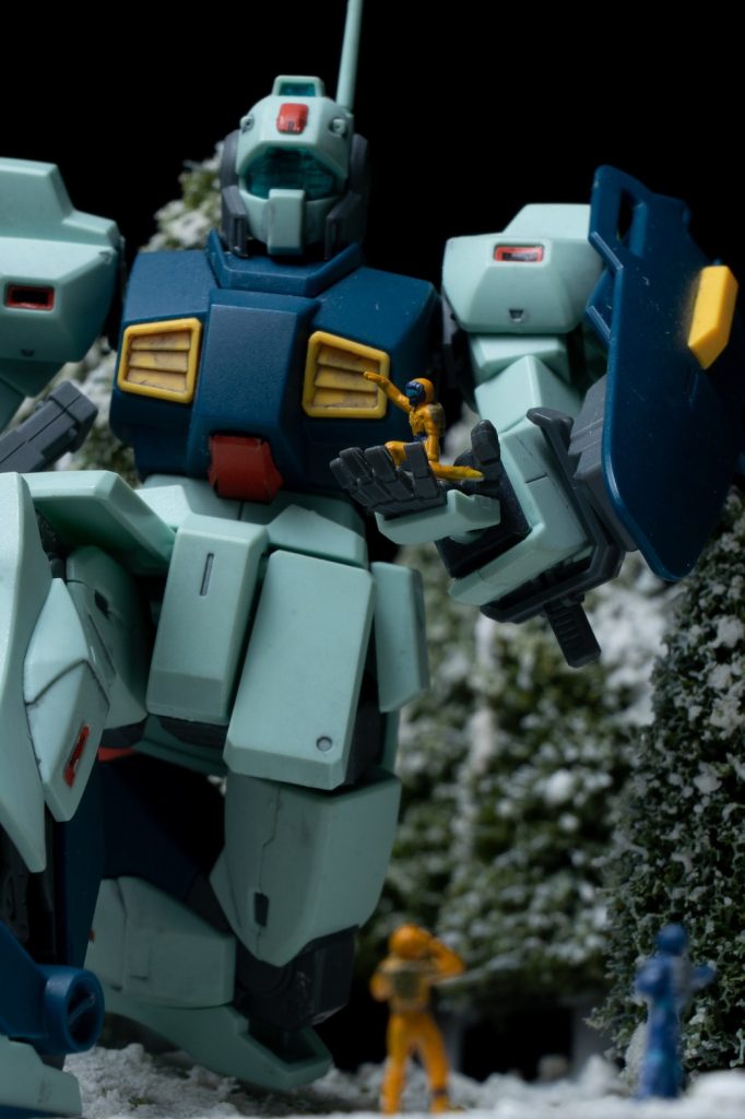 ストラクチャーの連邦パイロットはビルダーズパーツの1/144フィギュアを0087年代頃のパイロットスーツぽく筆塗りしました。とても目をしばしばさせながら塗った苦心の作ですw今回のネモは素組とすみ入れしただけのキットのまんまです。