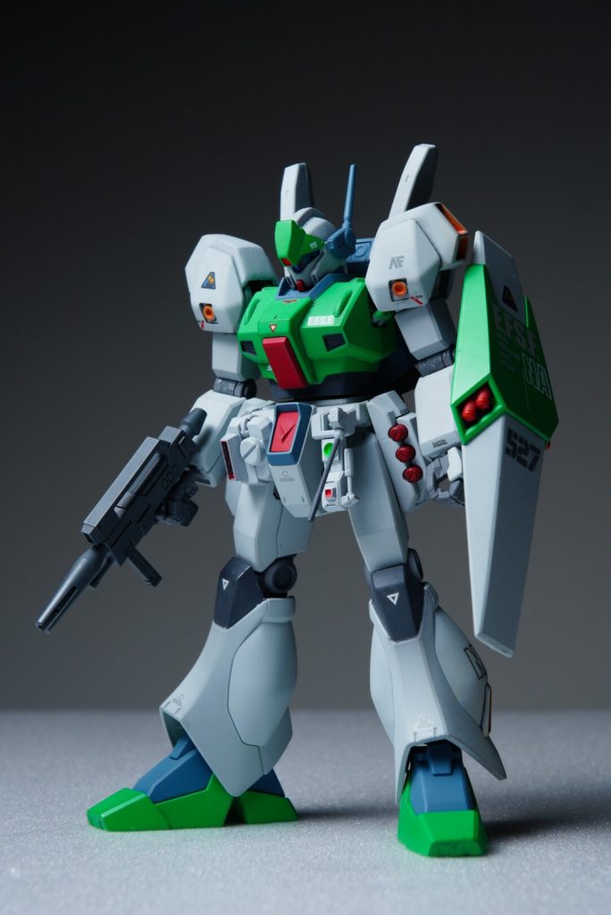 フロントビュー先述した通り腰部に情報通信モジュールとデータ中継器を備えています。パーツ自体はそれらしいジャンクパーツを組み合わせて通信機器っぽいパーツを取り付けてあります。